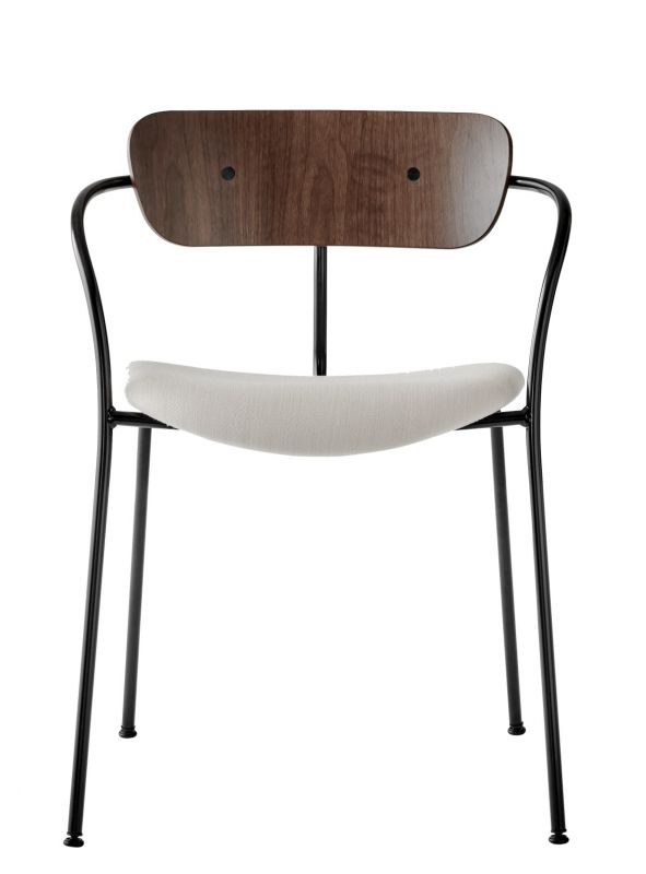 Pavilion AV4 Armchair von AndTradition: Armlehnenstuhl mit Holzlehne und Sitzpolster, schwarzes Metallgestell.